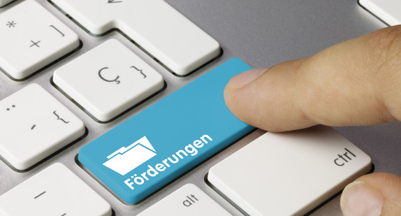 Frderungen Tastatur Finger Schriftzug Förderung auf Enter-Taste einer Tastatur