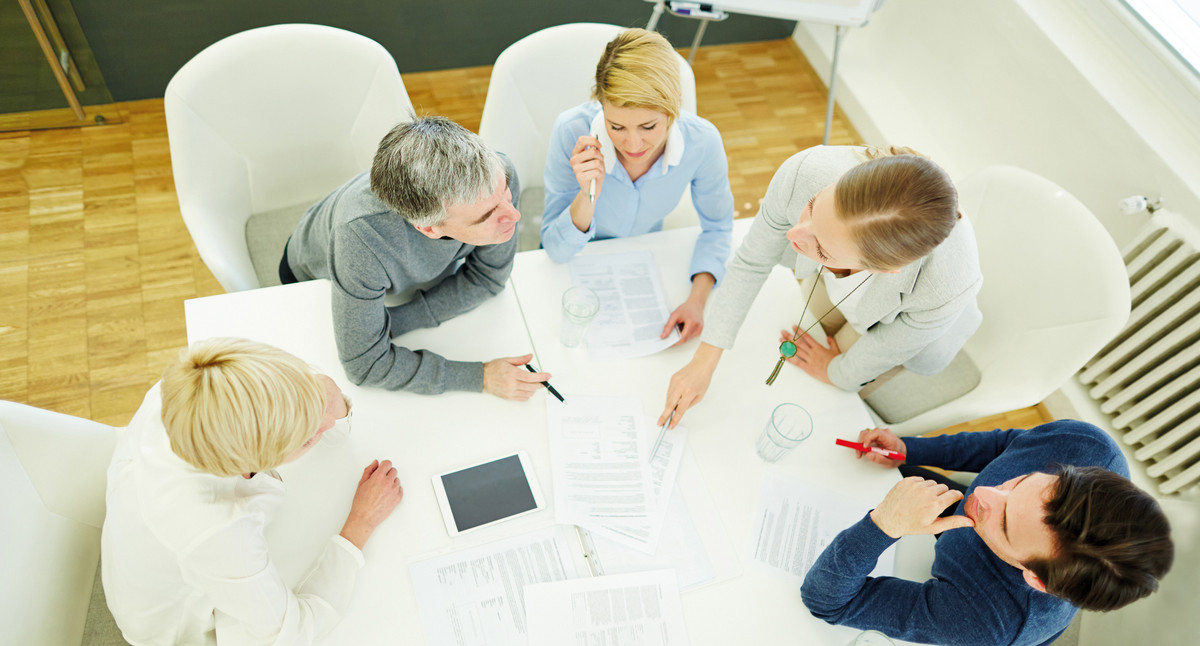 Team bespricht Strategie in einem Meeting im Konferenzraum