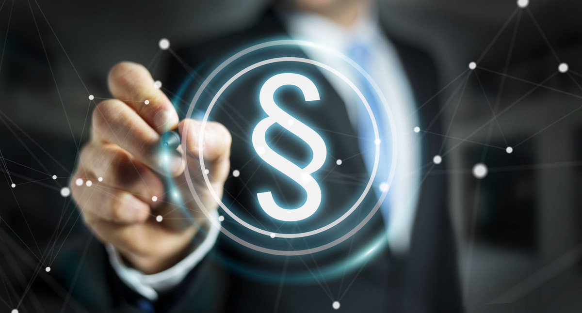 Rechtliche Grundlagen Gesetz und Begründung Geschäftsmann zeichnet einen Paragraphen