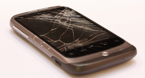 Smartphone mit kaputtem Display (Quelle: Marvin Siefke/pixelio.de)