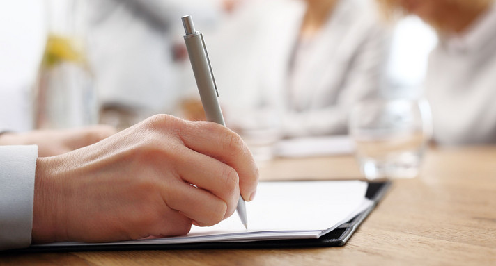 Person macht sich Notizen