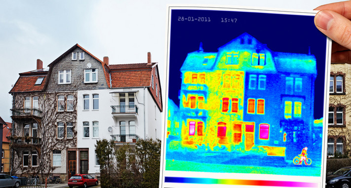 Energie sparen durch Wärmedämmung. Haus mit Wärmebildkamera fotografiert.